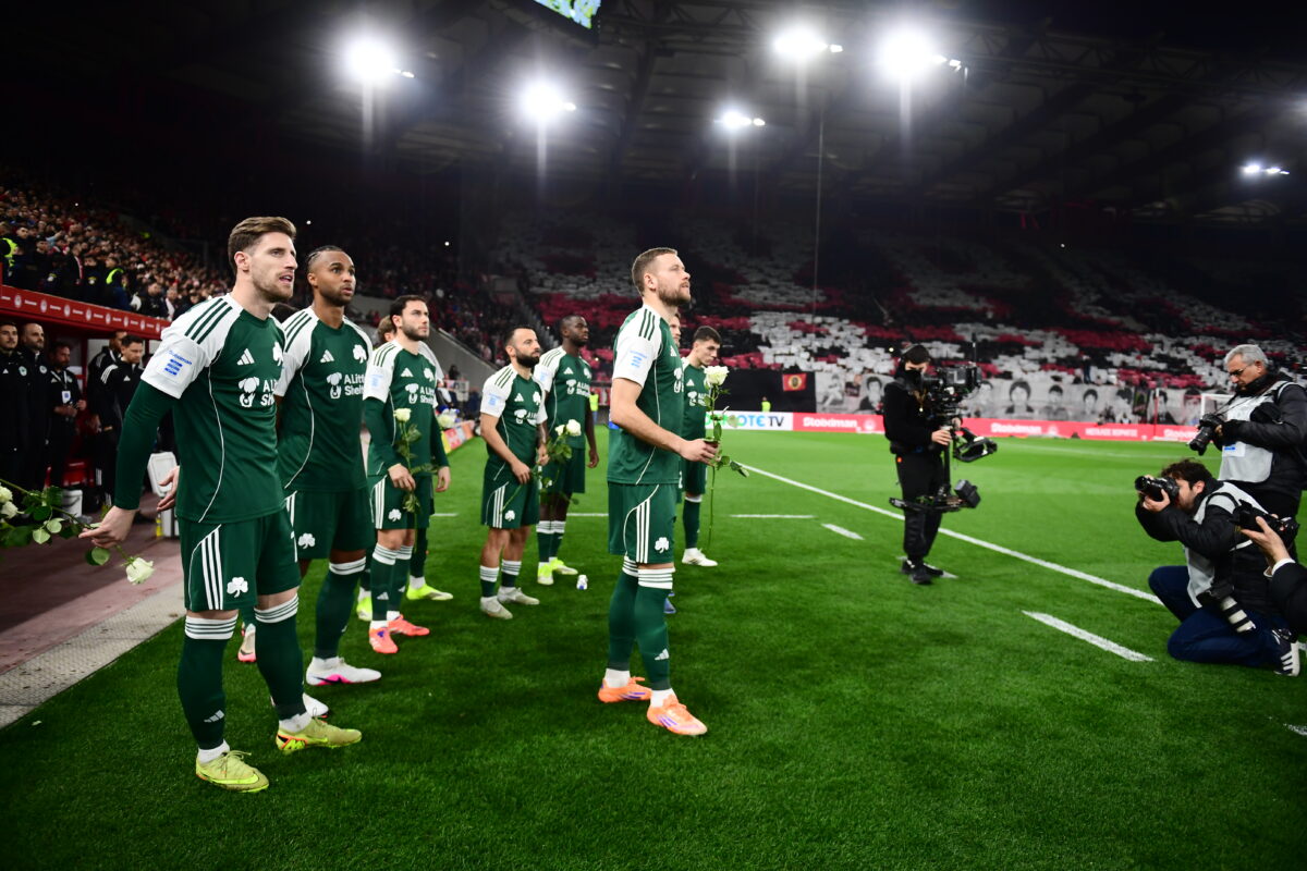 Ολυμπιακός και Παναθηναϊκός απέτισαν φόρο τιμής στα θύματα της Θύρας 7 πριν το ντέρμπι, λευκά τριαντάφυλλα από τις δύο πλευρές