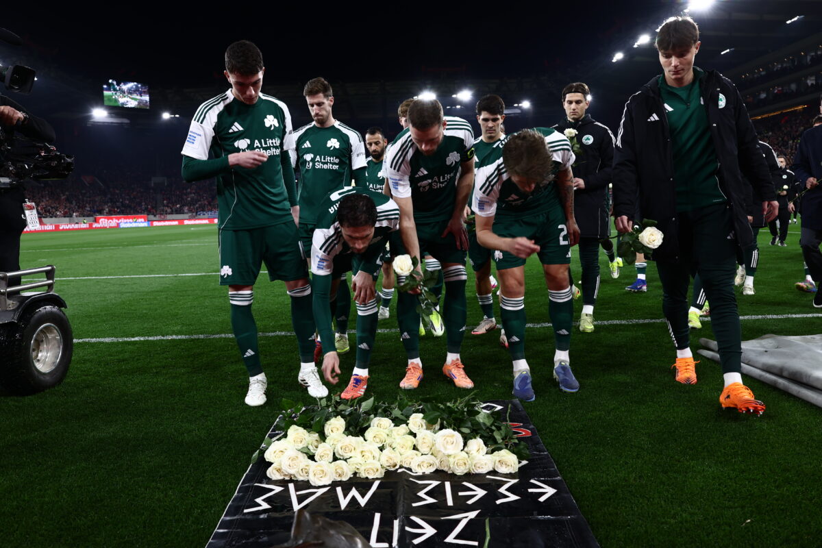 Ολυμπιακός και Παναθηναϊκός απέτισαν φόρο τιμής στα θύματα της Θύρας 7 πριν το ντέρμπι, λευκά τριαντάφυλλα από τις δύο πλευρές