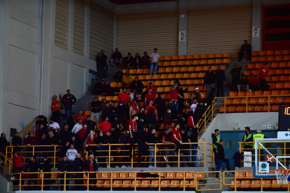 Ολυμπιακός – Παναθηναϊκός: Οπαδοί των δύο ομάδων στο ίδιο πέταλο με την αστυνομία ανάμεσά τους