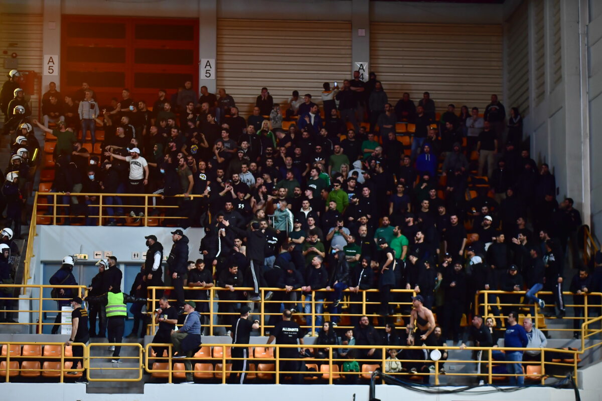 Ολυμπιακός – Παναθηναϊκός: Οπαδοί των δύο ομάδων στο ίδιο πέταλο με την αστυνομία ανάμεσά τους