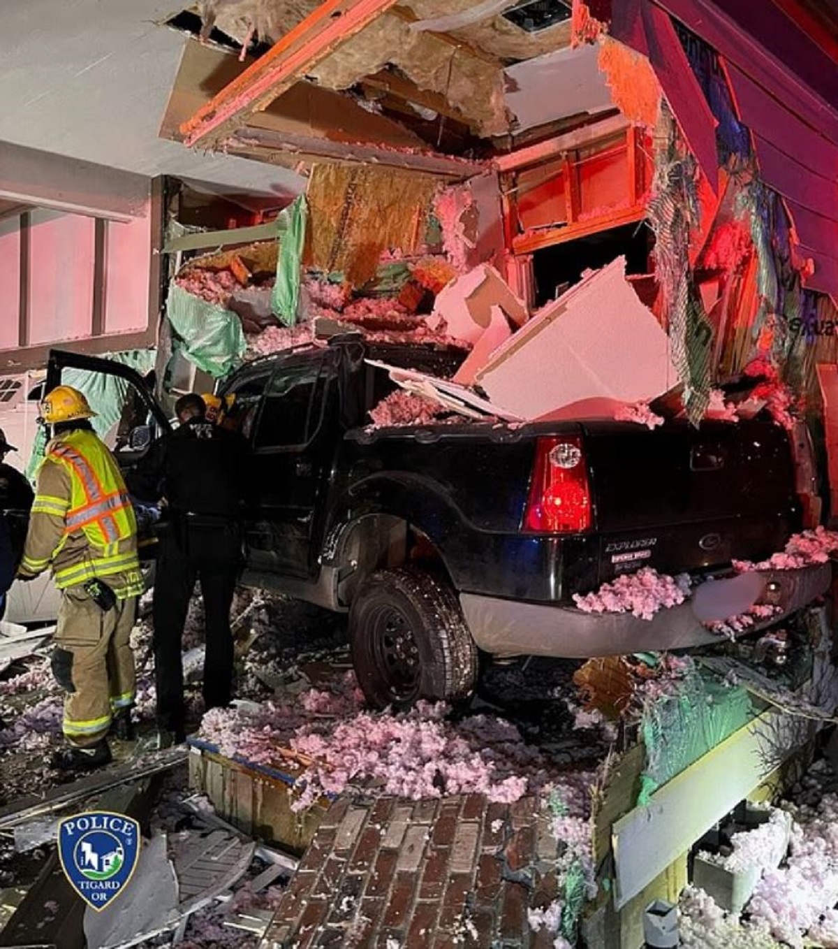 Όρεγκον: Αγροτικό «πέταξε» 30 μέτρα στον αέρα και καρφώθηκε σε σπίτι οικογένειας – Βίντεο σοκ 4 Φωτογραφία: Αστυνομικό Τμήμα της Τίγκαρντ