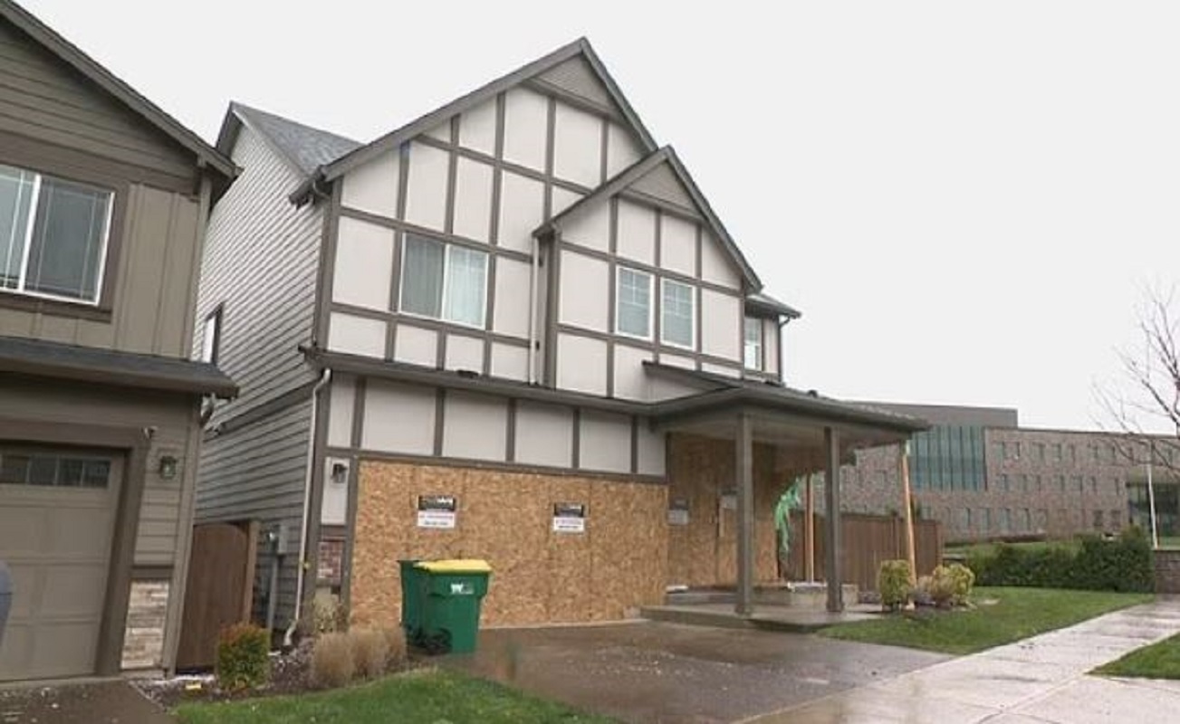 Όρεγκον: Αγροτικό «πέταξε» 30 μέτρα στον αέρα και καρφώθηκε σε σπίτι οικογένειας – Βίντεο σοκ 5 Όρεγκον: Αγροτικό «πέταξε» 30 μέτρα στον αέρα και καρφώθηκε σε σπίτι οικογένειας – Βίντεο σοκ