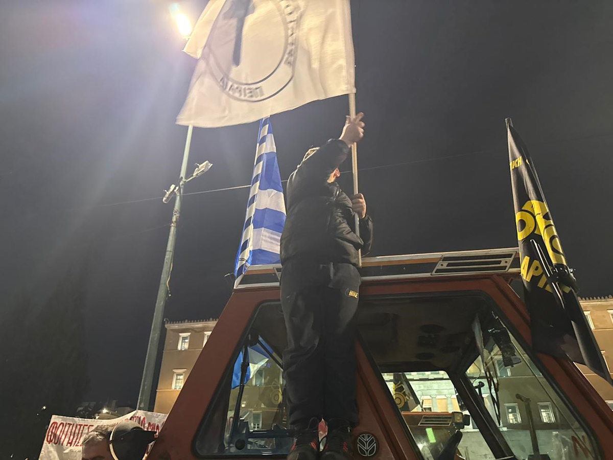 Αγρότες: Διανυκτέρευση έξω από τη Βουλή – Το κομβόι με τα τρακτέρ και όλη η δράση