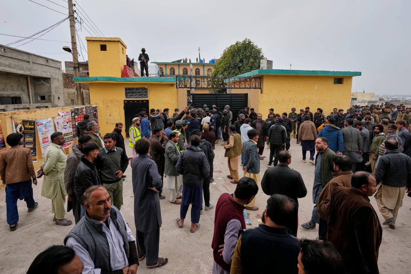 Πακιστάν: Πάνω από 31 νεκροί και 169 τραυματίες σε έκρηξη τεμένους – Πιθανή επίθεση από βομβιστή αυτοκτονίας 2 Πακιστάν: Πάνω από 31 νεκροί και 169 τραυματίες σε έκρηξη τεμένους – Πιθανή επίθεση από βομβιστή αυτοκτονίας