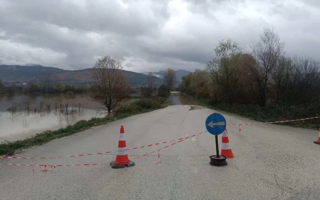 Η κακοκαιρία πλήττει τη χώρα: Καταρρεύσεις δέντρων στη Θεσσαλονίκη, υπερχειλίσεις ποταμών στην Ήπειρο – Πλημμύρες στην Πάρο 17 Δρόμος