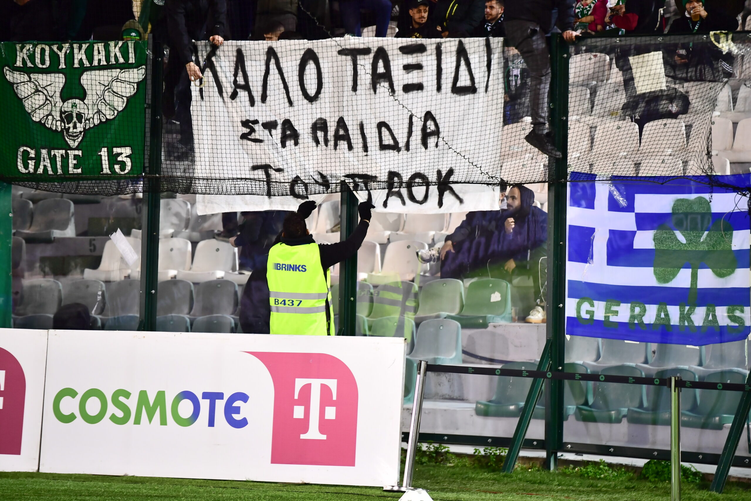 Παναθηναϊκός – ΠΑΟΚ: Οι ποδοσφαιριστές με φανέλες αφιερωμένες στους αδικοχαμένους οπαδούς και τη λέξη «Αθάνατοι»