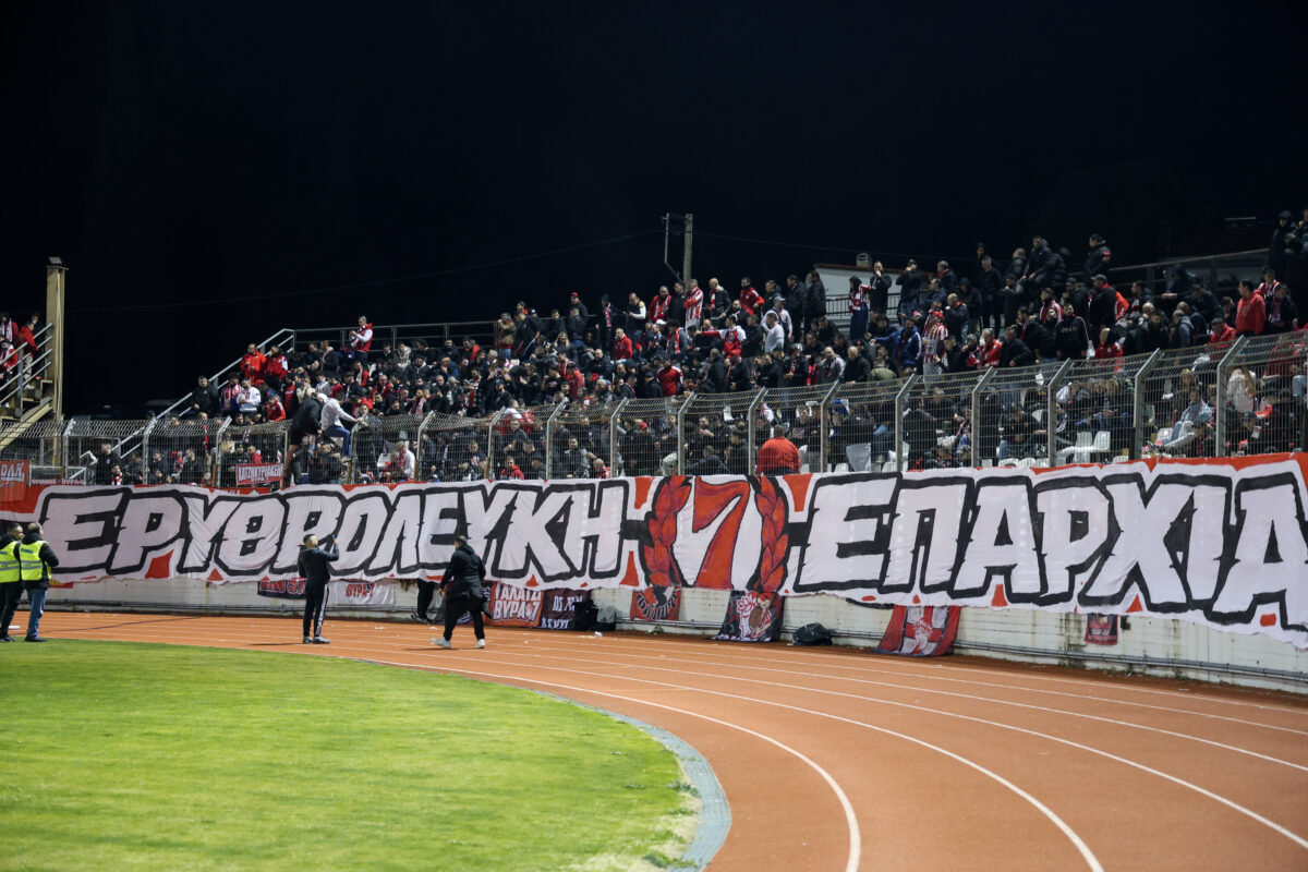 Λεβαδειακός – Ολυμπιακός: Θεαματικό πανό και κορεό στην εξέδρα των Πειραιωτών