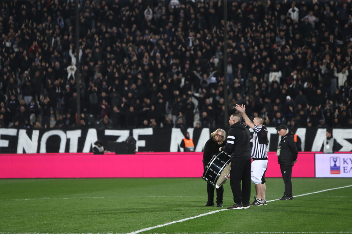 ΠΑΟΚ – Παναθηναϊκός: Η μητέρα θύματος από τη Ρουμανία χτύπησε το τύμπανο των οπαδών στην Τούμπα