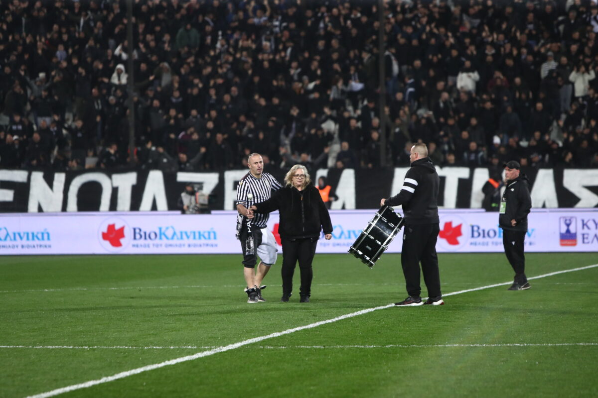 ΠΑΟΚ – Παναθηναϊκός: Η μητέρα θύματος από τη Ρουμανία χτύπησε το τύμπανο των οπαδών στην Τούμπα