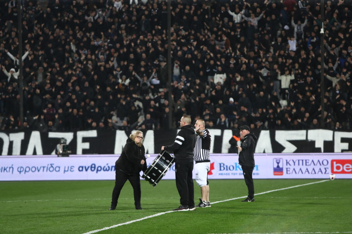 ΠΑΟΚ – Παναθηναϊκός: Η μητέρα θύματος από τη Ρουμανία χτύπησε το τύμπανο των οπαδών στην Τούμπα