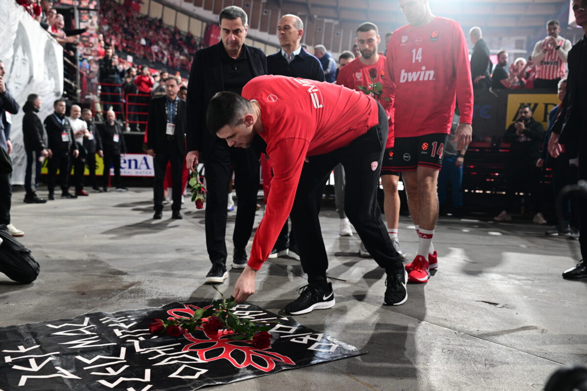 Οι αθλητές του Ολυμπιακού απέτισαν φόρο τιμής στα θύματα της τραγωδίας της θύρας 7 στο ΣΕΦ