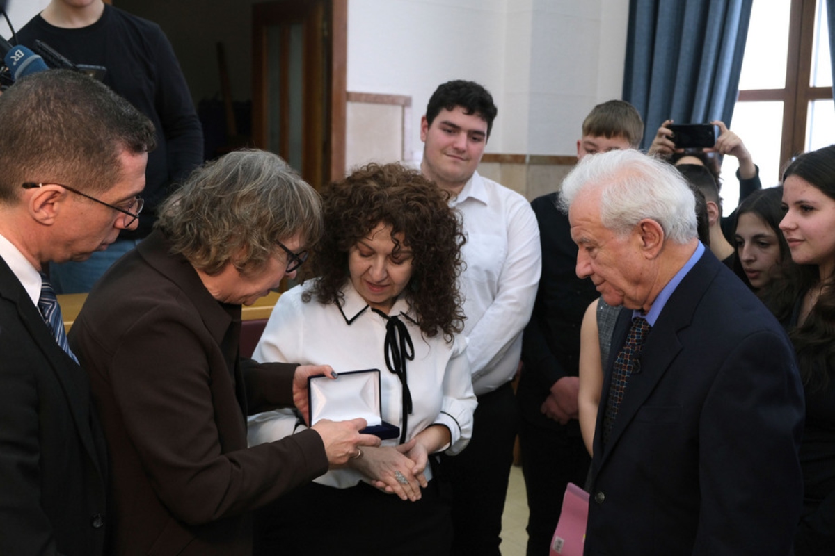 Θεσσαλονίκη: Κειμήλια θύματος στρατοπέδου συγκέντρωσης παραδόθηκαν στον 83χρονο γιο που δεν γνώρισε τον πατέρα του 5 Δαχτυλίδια κρατουμένου σε γερμανικό στρατόπεδο συγκέντρωσης, παραδίδονται στους κληρονόμους του