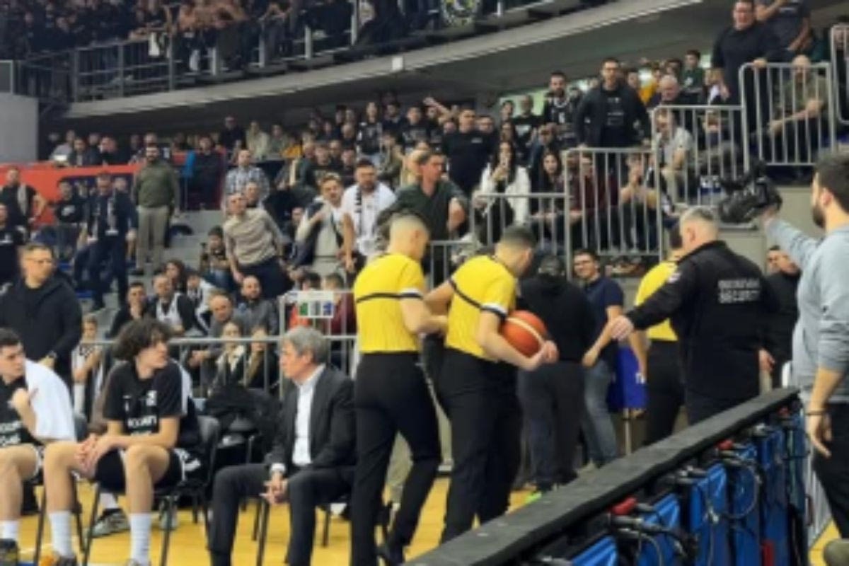 Σάλος στο Παρτιζάν – Μέγκα: Ρίψη αντικειμένων στους διαιτητές και διακοπή