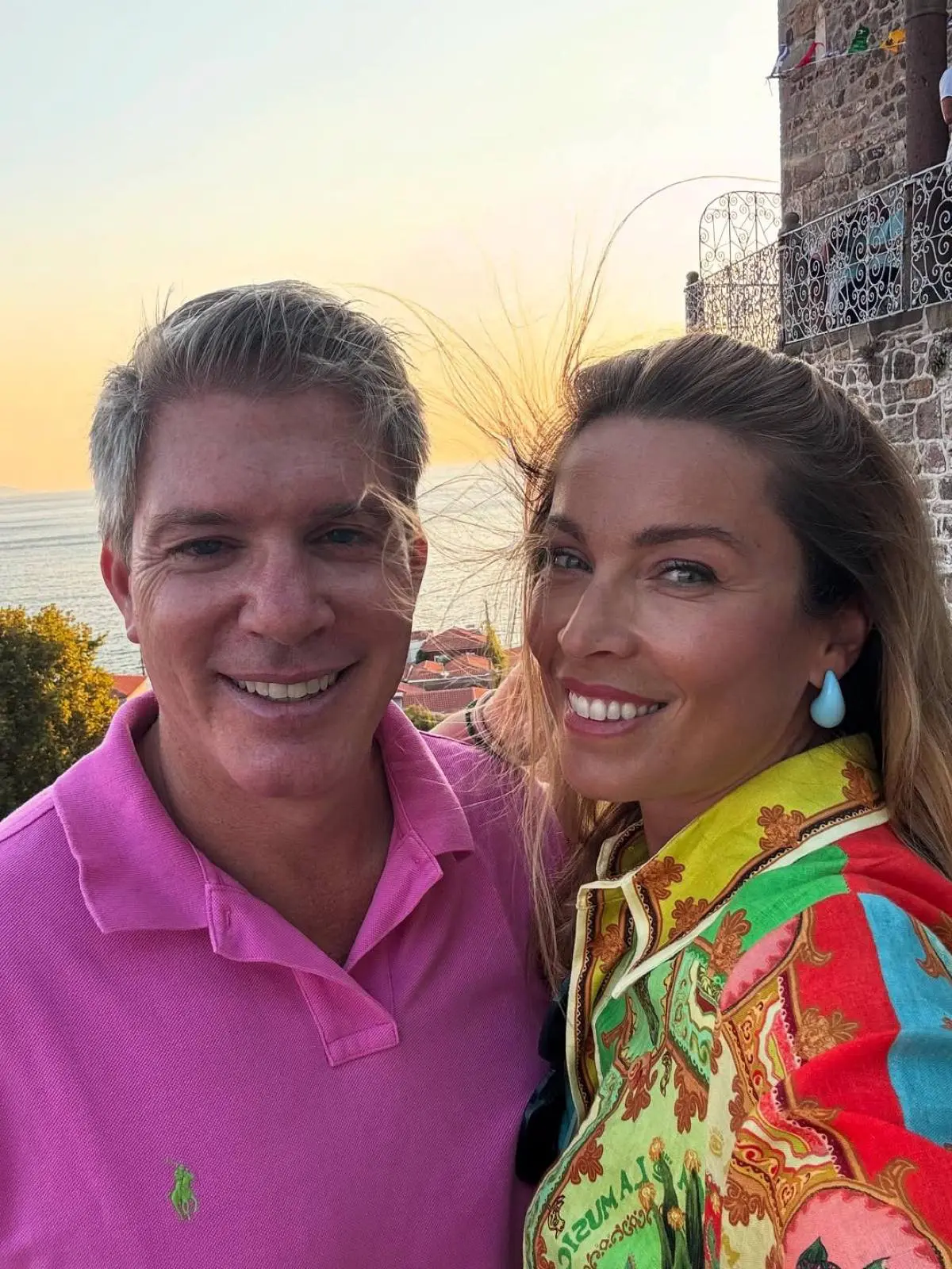 Χρουσαλά: Η αποκάλυψη για τον Πατίτσα – «Αισθάνομαι τυχερή που είναι δίπλα μου, στο σπίτι μας» 4 Η Μαριέττα Χρουσαλά και ο Λέων Πατίτσας αγκαλιά