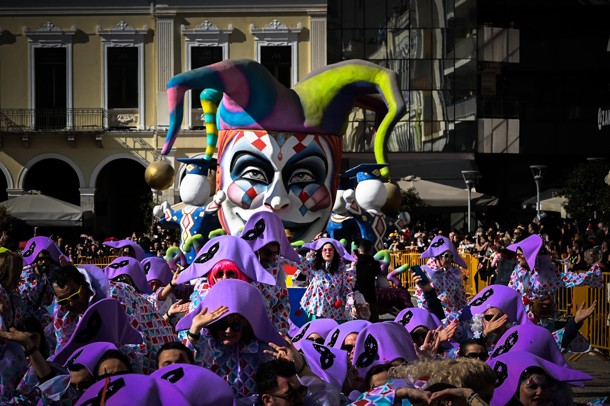 Πατρινό Καρναβάλι 2026: Γλέντι, χορός και χρώματα στη μεγάλη παρέλαση – Ζωντανά η τελετή λήξης και η καύση του βασιλιά Καρνάβαλου