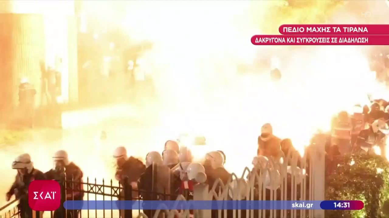 Πεδίο μάχης τα Τίρανα – Δακρυγόνα και συγκρούσεις σε διαδήλωση