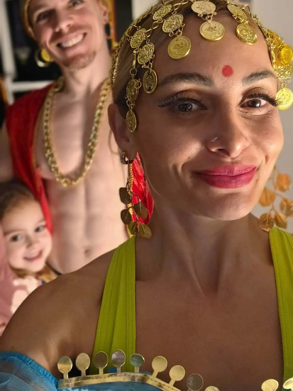 Λευτέρης Πετρούνιας Βασιλική Μιλλούση απόκριες