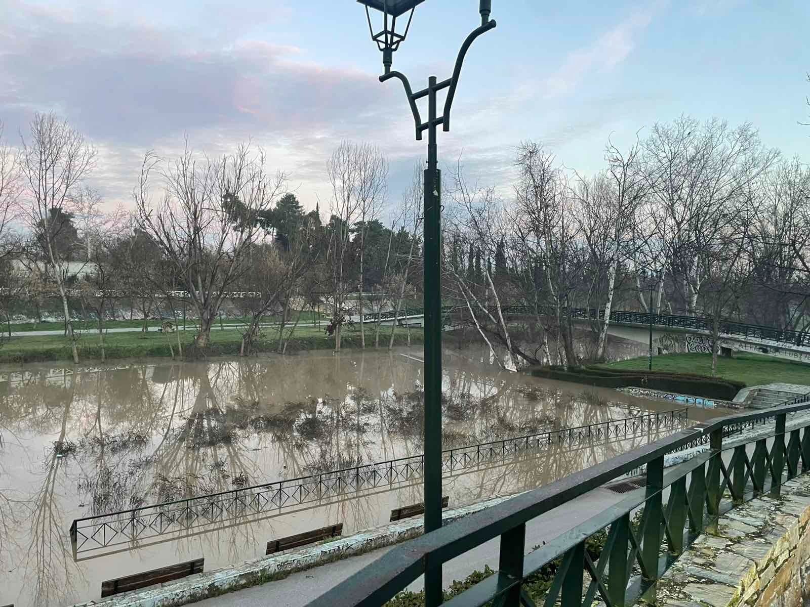 Λάρισα: «Φουσκώνει» ο Πηνειός, αποκλεισμένες οι προσβάσεις – Στα 4,7 μ. το ύψος του νερού 6 Ο Πηνειός