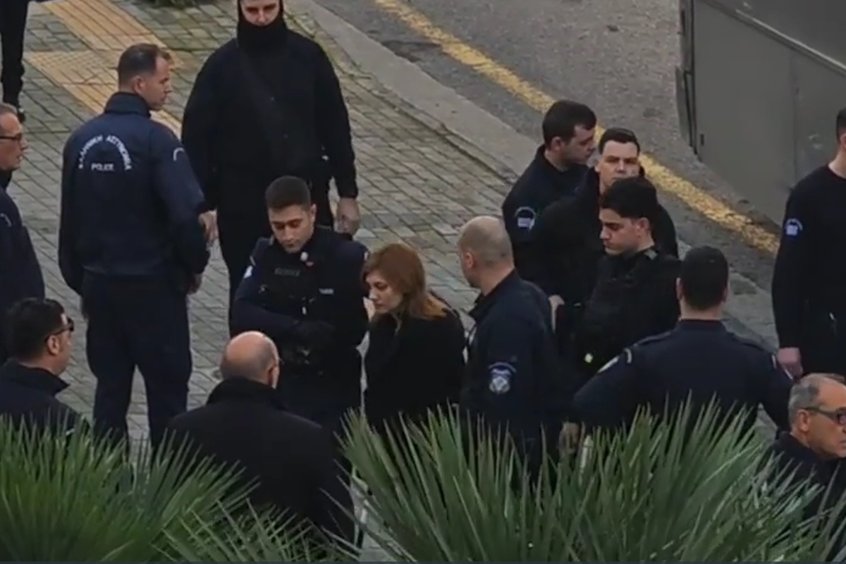 Η Ρούλα Πισπιρίγκου έφτασε στηριζόμενη στο Εφετείο για τη δίκη του θανάτου της Ίριδας και της Μαλένας