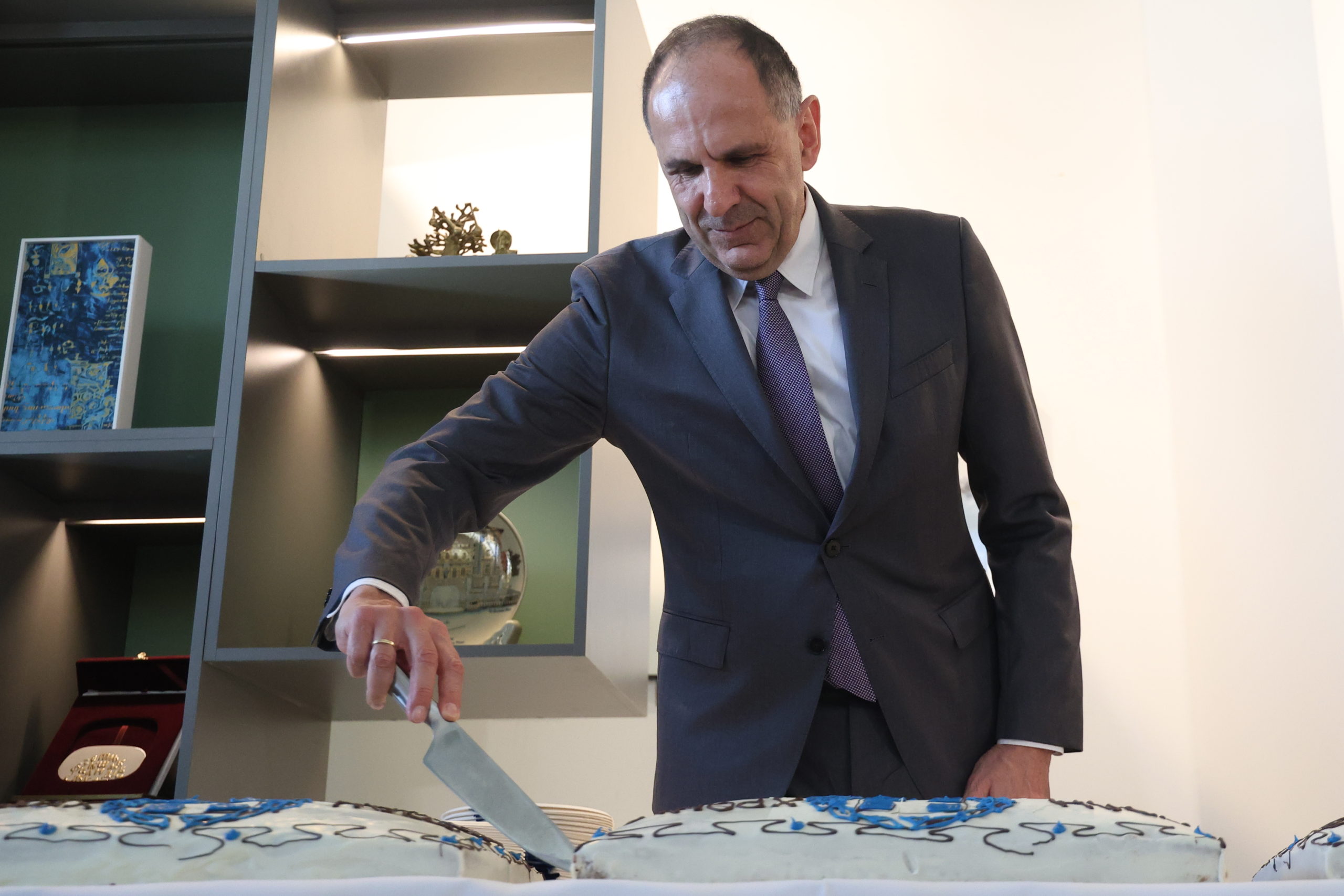 Κοπή πίτας στο υπουργείο Εξωτερικών: Συζήτηση Γεραπετρίτη – Λοβέρδου για το «πρωτόκολλο» και η τυχερή εργαζόμενη