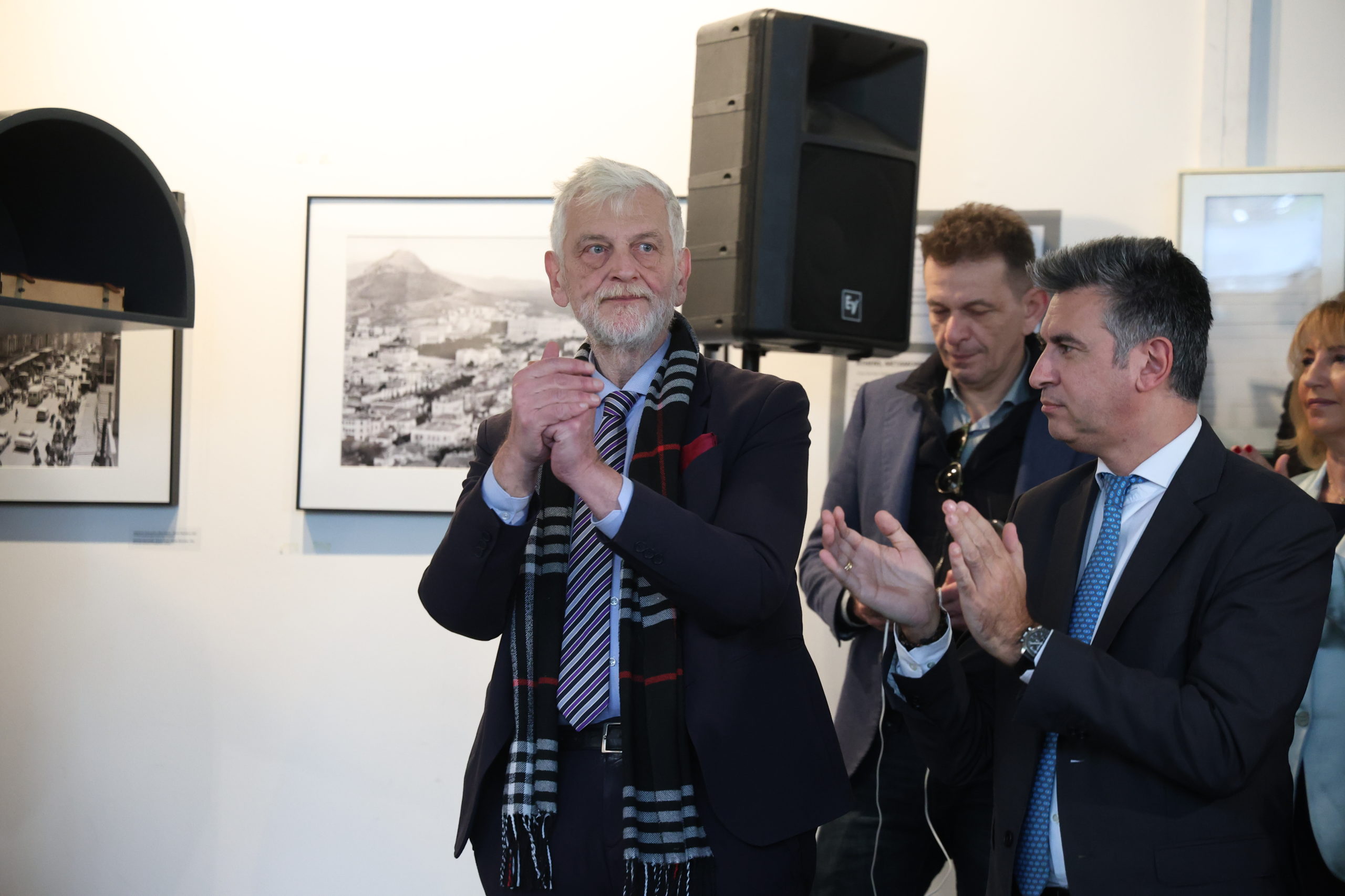 Κοπή πίτας στο υπουργείο Εξωτερικών: Συζήτηση Γεραπετρίτη – Λοβέρδου για το «πρωτόκολλο» και η τυχερή εργαζόμενη