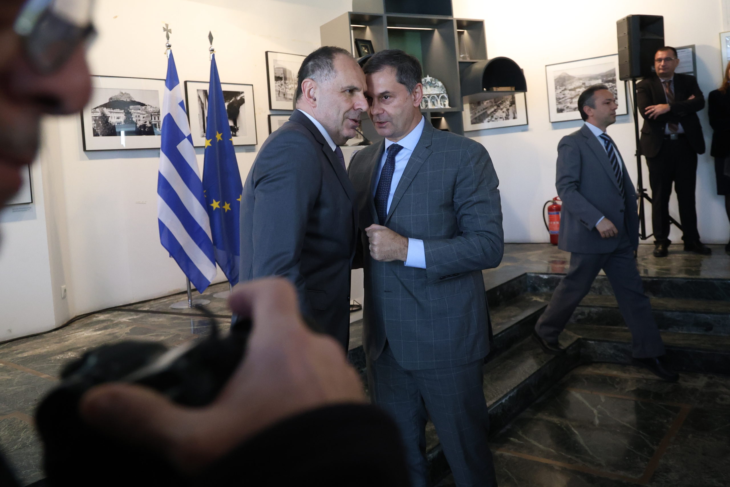 Κοπή πίτας στο υπουργείο Εξωτερικών: Συζήτηση Γεραπετρίτη – Λοβέρδου για το «πρωτόκολλο» και η τυχερή εργαζόμενη