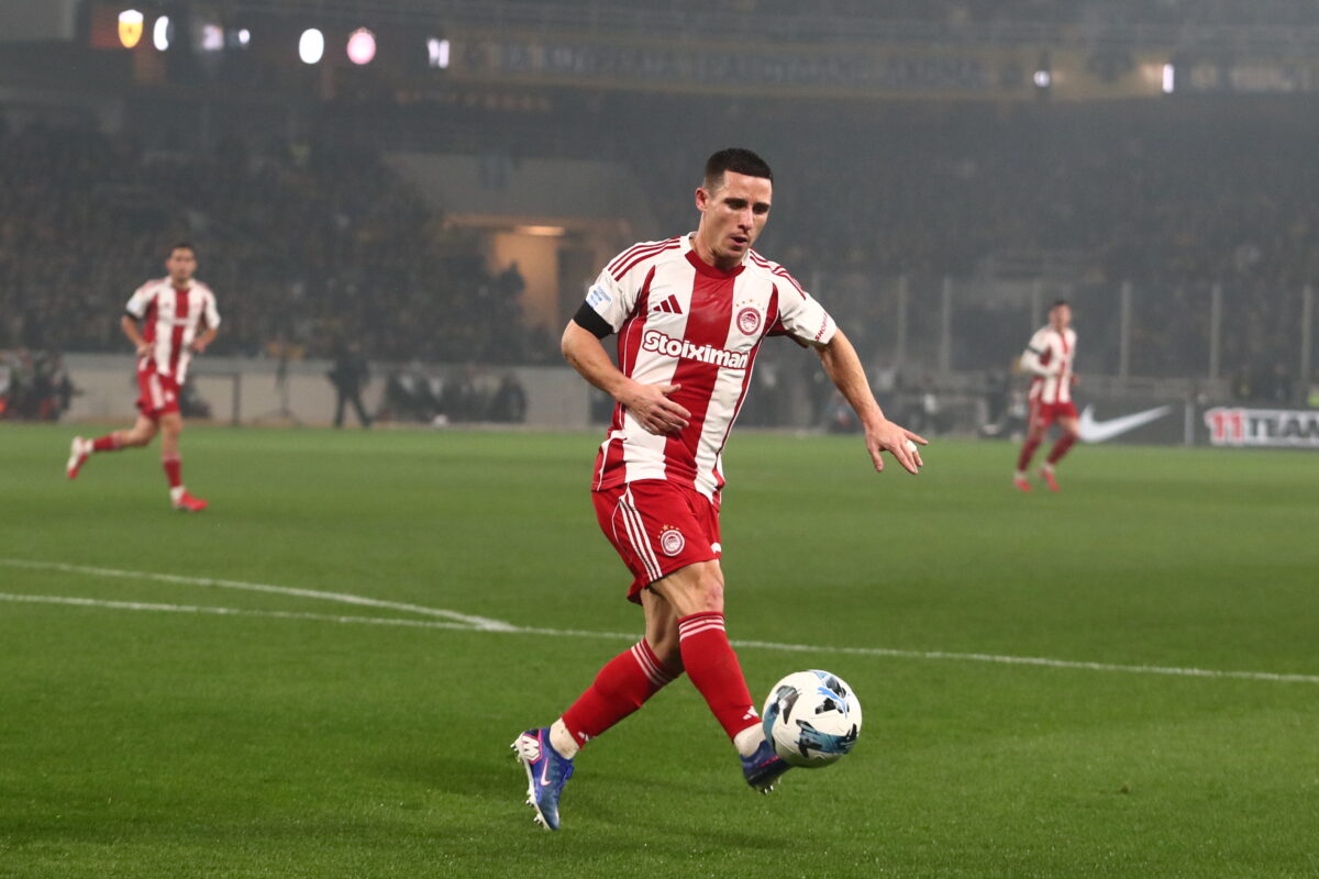 Πειθαρχική έρευνα σε Ποντένσε και Ολυμπιακό για το επεισόδιο με την ομπρέλα στο ντέρμπι με την ΑΕΚ