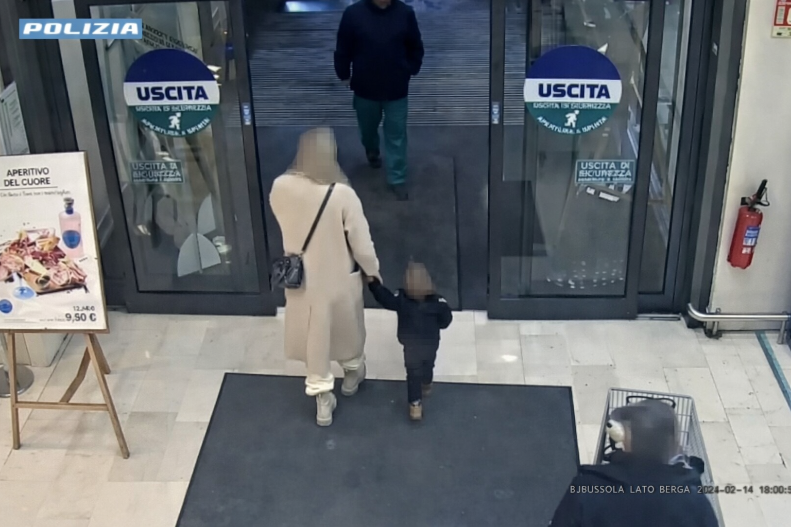 Ιταλία: Τρομακτικές στιγμές σε σούπερ μάρκετ – Καρέ-καρέ η προσπάθεια απαγωγής κοριτσιού ενός έτους