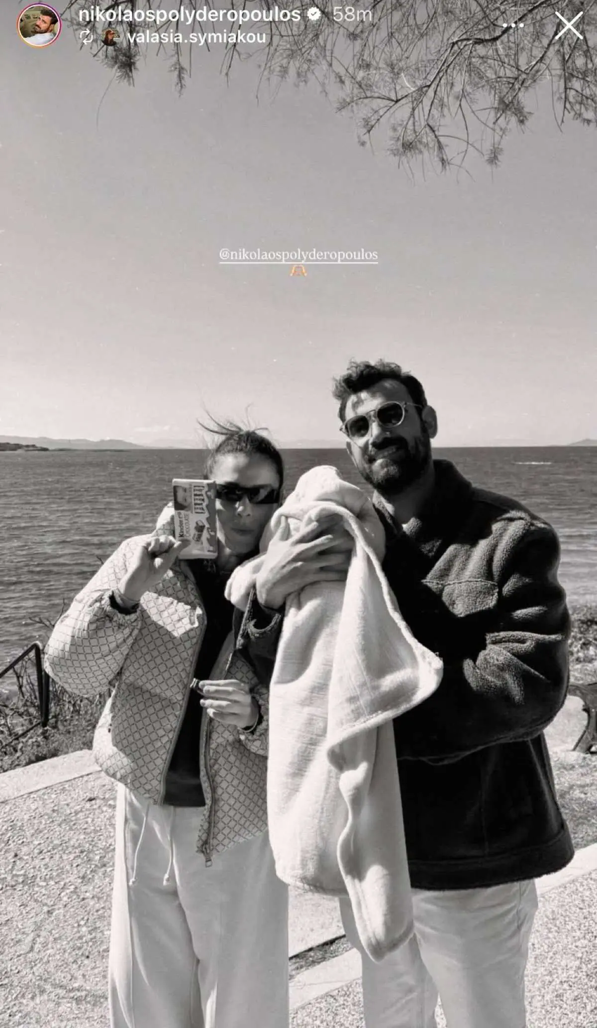 Πολυδερόπουλος – Συμιακού: Περίπατος με τον γιο τους στην ακροθαλασσιά (Φωτογραφία) 2 Πολυδερόπουλος - Συμιακού