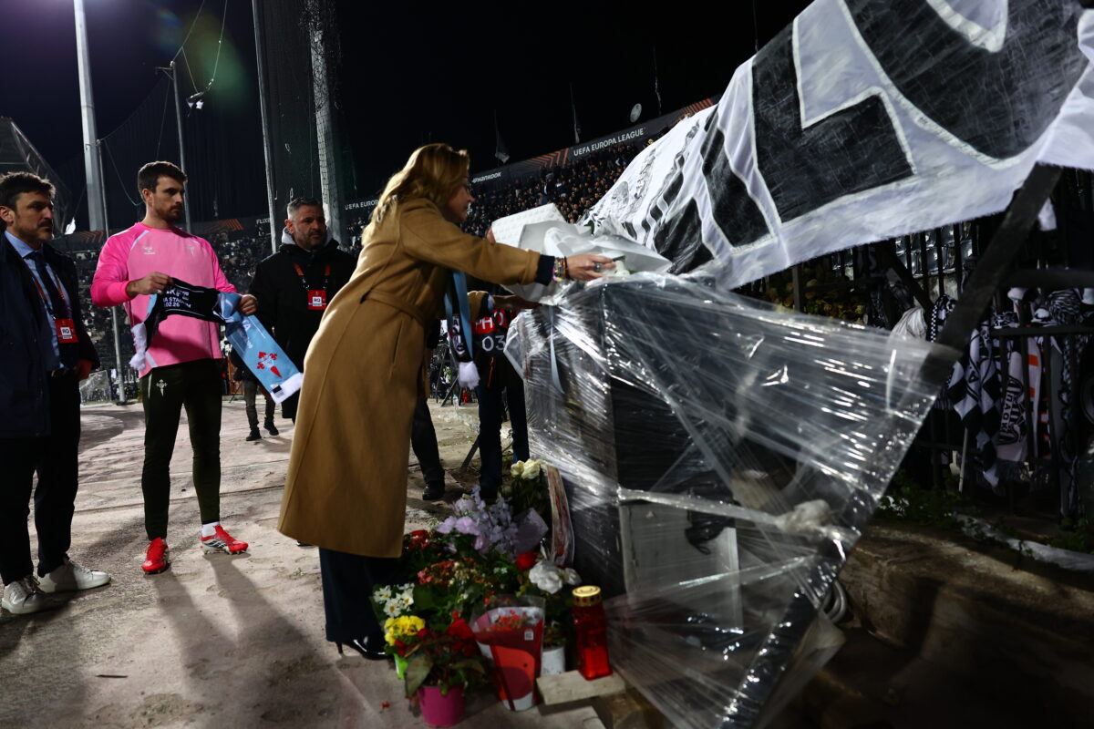 ΠΑΟΚ – Θέλτα: Η πρόεδρος των Ισπανών, Μαριάν Μουρίνο, απέτισε φόρο τιμής στους αδικοχαμένους φίλους του Δικεφάλου