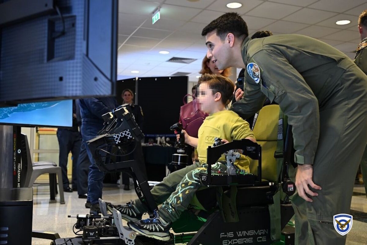 Στέλεχος της Πολεμικής Αεροπορίας εξηγεί σε παιδί πως να πετάξει μαχητικό αεροσκάφος