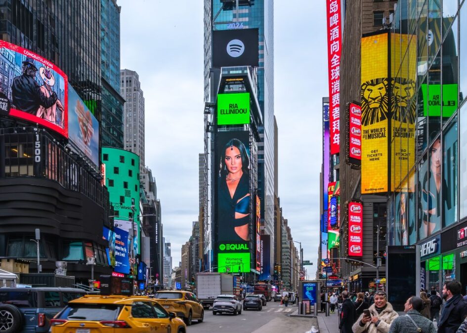 Home 50 Ρία Ελληνίδου: Λάμπει στην Times Square της Νέας Υόρκης