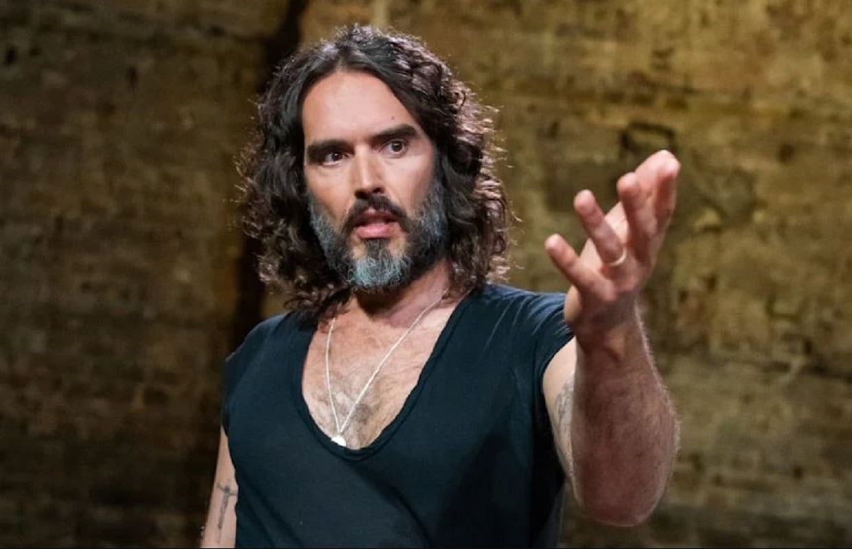 Ράσελ Μπραντ: Αρνείται νέες κατηγορίες βιασμού και σεξουαλικής επίθεσης – Κρατούσε Βίβλο στο δικαστήριο