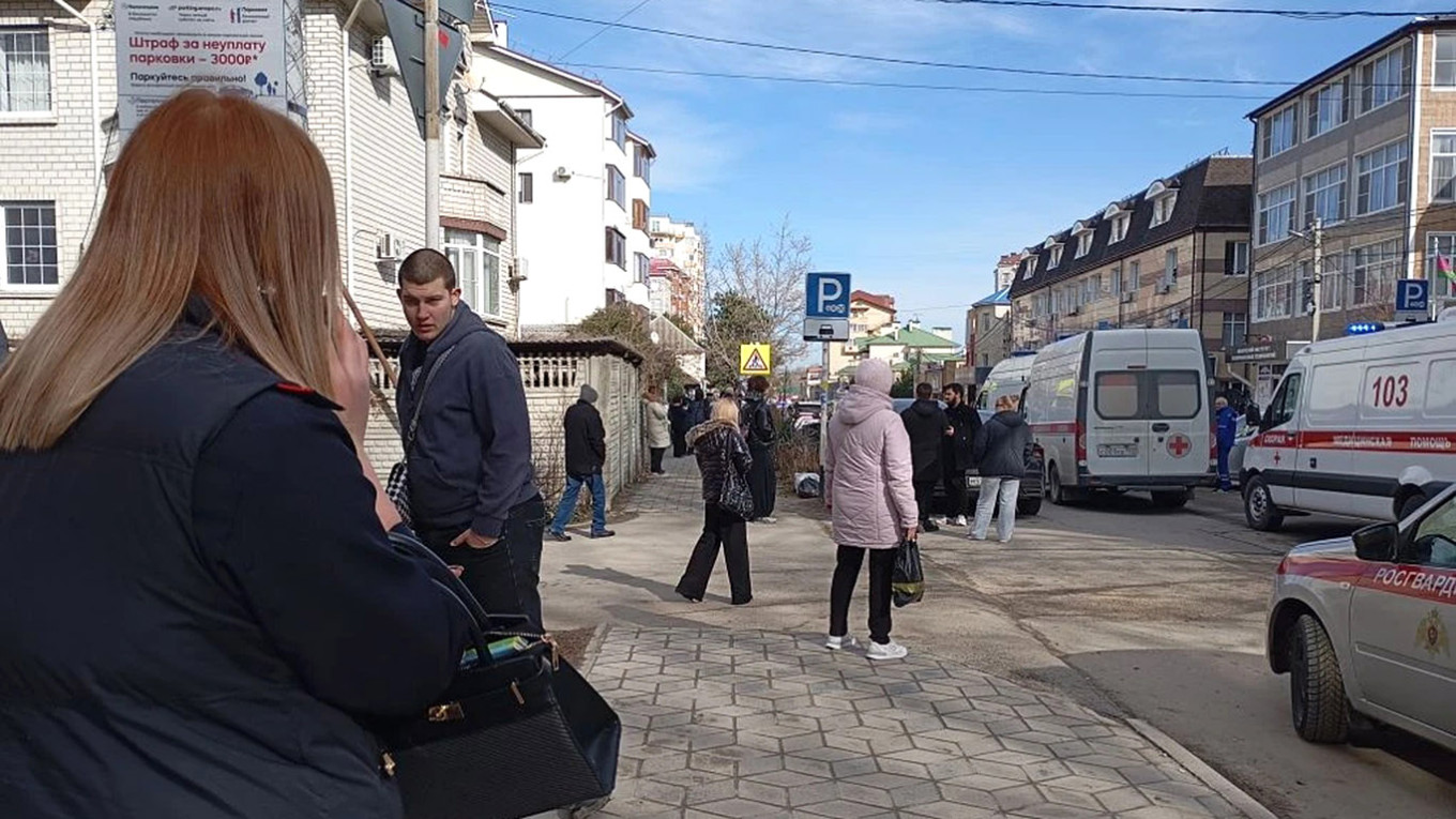 Ένοπλη επίθεση σε σχολείο της Ρωσίας – Ένας νεκρός, δύο τραυματίες – Δείτε βίντεο από τη σύλληψη