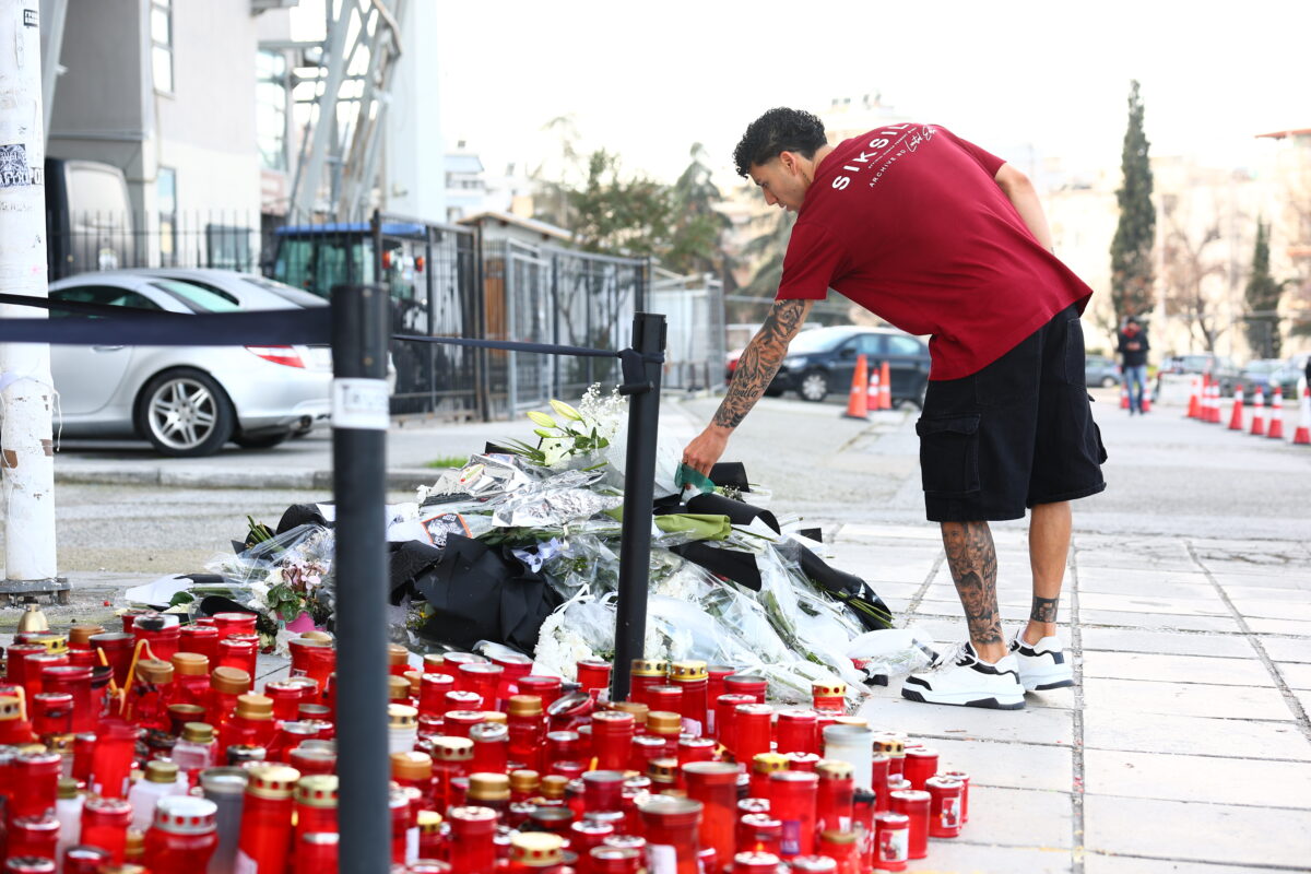 Ο Χόρχε Σάντσες κατέθεσε λουλούδια στην Τούμπα για τους αδικοχαμένους οπαδούς του ΠΑΟΚ