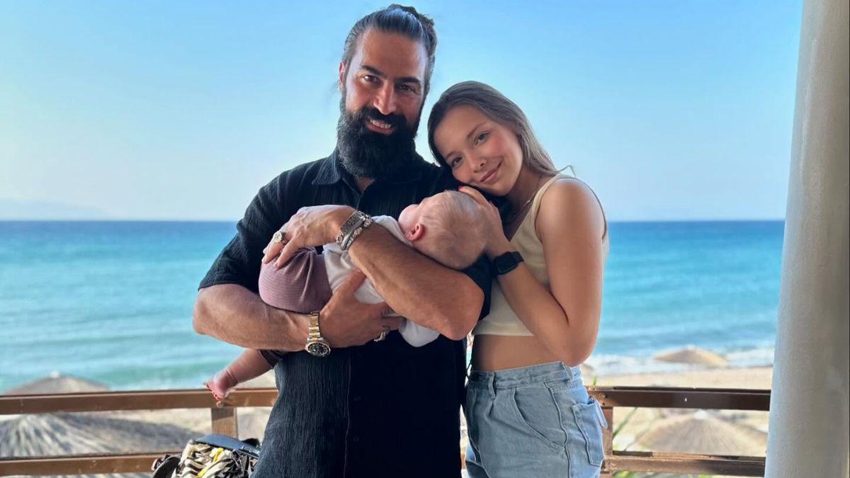 Μιχάλης Σεΐτης: Βάφτισε την κόρη του – Η συγκινητική εικόνα με τη σύζυγό του