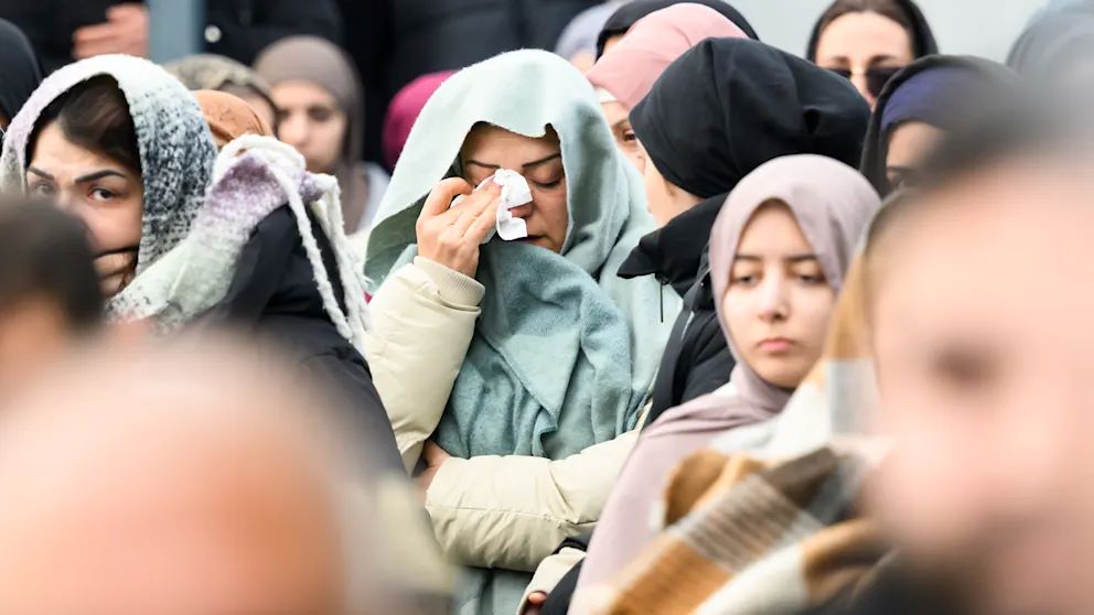 Γερμανία: Βαθιά θλίψη στην τελετή μνήμης του 36χρονου ελεγκτή – Το φέρετρο θα ταξιδέψει στην Τουρκία για ταφή 3 Γερμανία: Βαθιά θλίψη στην τελετή μνήμης του 36χρονου ελεγκτή – Το φέρετρο θα ταξιδέψει στην Τουρκία για ταφή