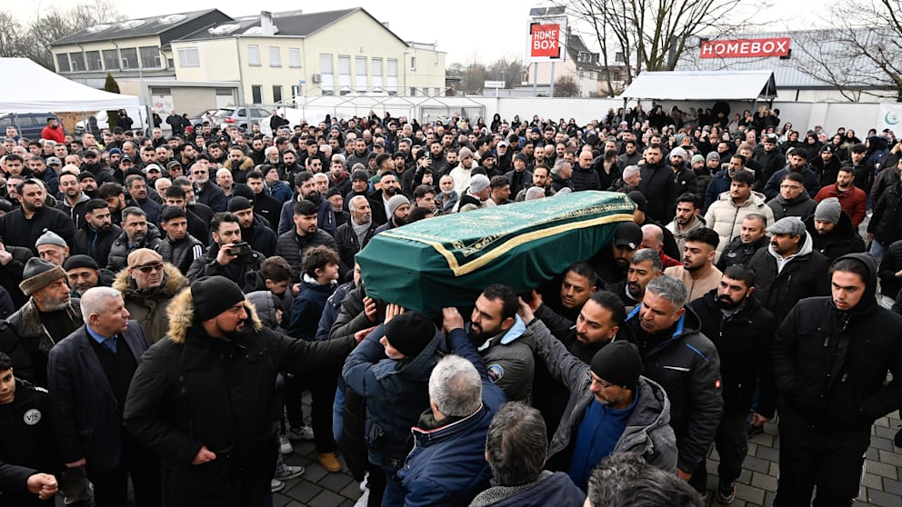 Γερμανία: Βαθιά θλίψη στην τελετή μνήμης του 36χρονου ελεγκτή – Το φέρετρο θα ταξιδέψει στην Τουρκία για ταφή 4 Γερμανία: Βαθιά θλίψη στην τελετή μνήμης του 36χρονου ελεγκτή – Το φέρετρο θα ταξιδέψει στην Τουρκία για ταφή