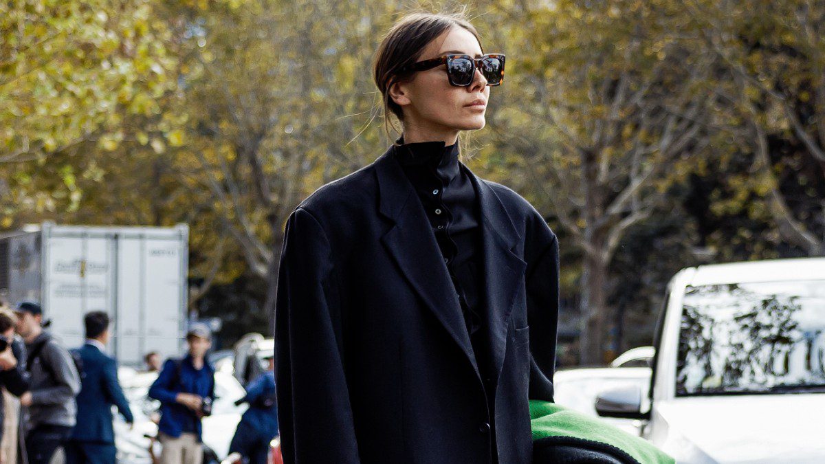 Τα it girls στο Παρίσι επιλέγουν αυτή την τάση στα φλατ παπούτσια με τα τζιν τους