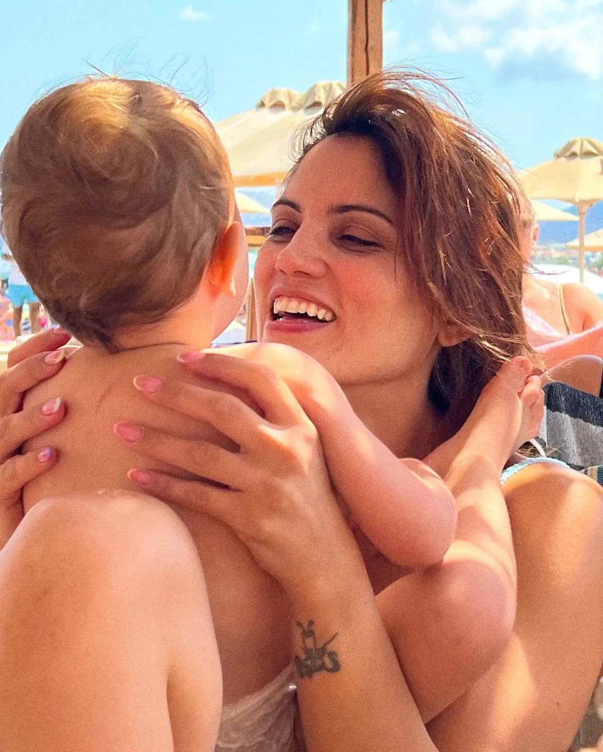 Η Μαίρη Συνατσάκη με την κόρη της στην παραλία