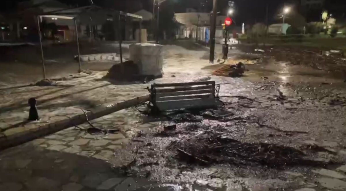 Home 74 Θεσπρωτία: Η θάλασσα εισέβαλε στη στεριά στα Σύβοτα – Σκηνές καταστροφής από την έντονη κακοκαιρία