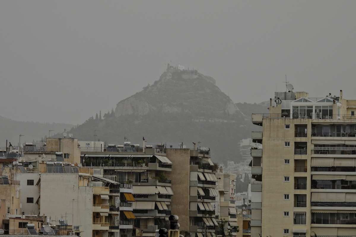 Αφρικανική σκόνη καλύπτει Αθήνα, Ναύπλιο και Κρήτη – Κλειστά σχολεία και ακυρωμένες παρελάσεις στο Ηράκλειο