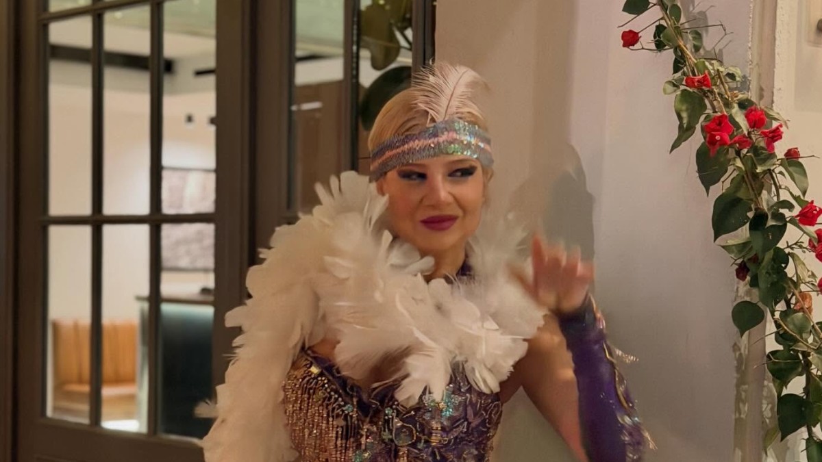 Φαίη Σκορδά: Καταπληκτική με τη ρετρό στολή της την Κυριακή της Αποκριάς (Φωτογραφίες)