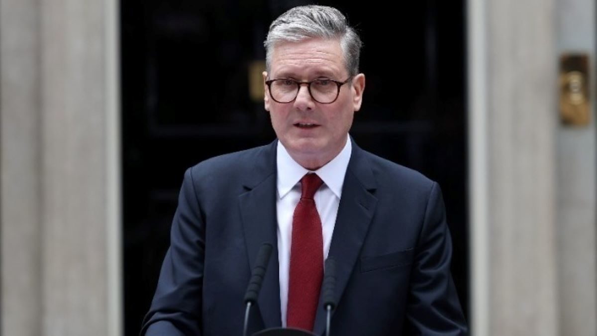 Στάρμερ εναντίον Ράτκλιφ: «Προσβλητικά και ανακριβή» τα σχόλια για «αποικιοποίηση» της Βρετανίας από μετανάστες