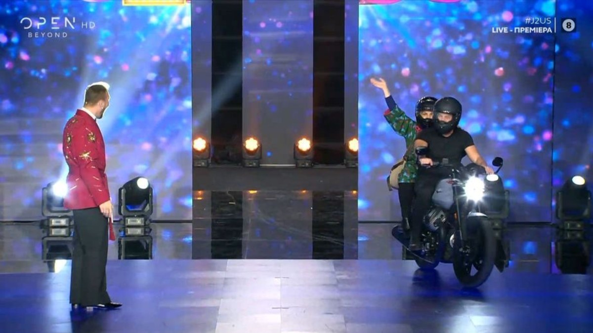 J2US: Σταυροπούλου και Γεωργούλης κατέφθασαν στο πλατό με μηχανή – Έκπληκτος ο Κοκλώνης