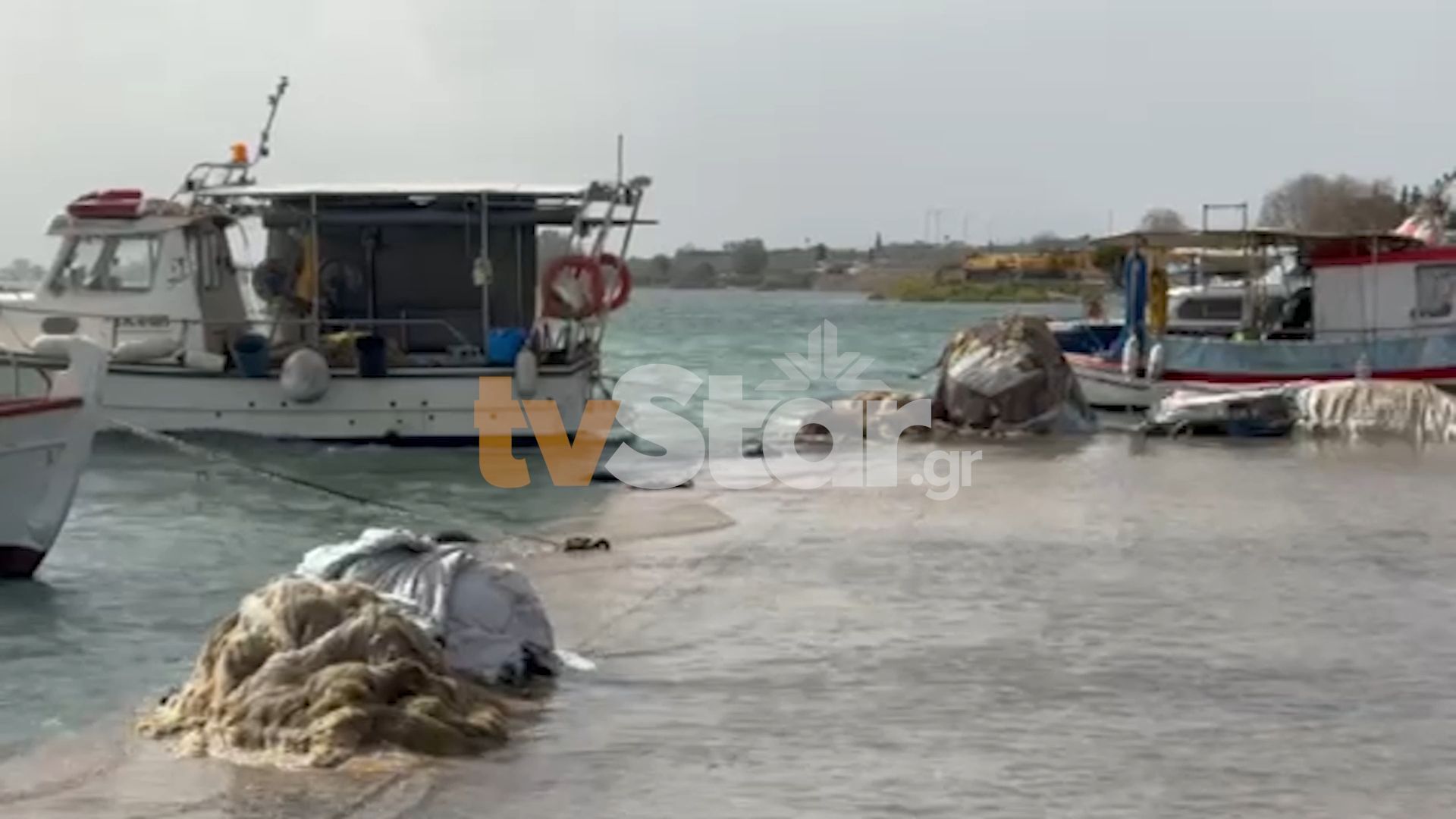Στυλίδα: Ισχυροί άνεμοι, έβγαλαν τη θάλασσα στη στεριά
