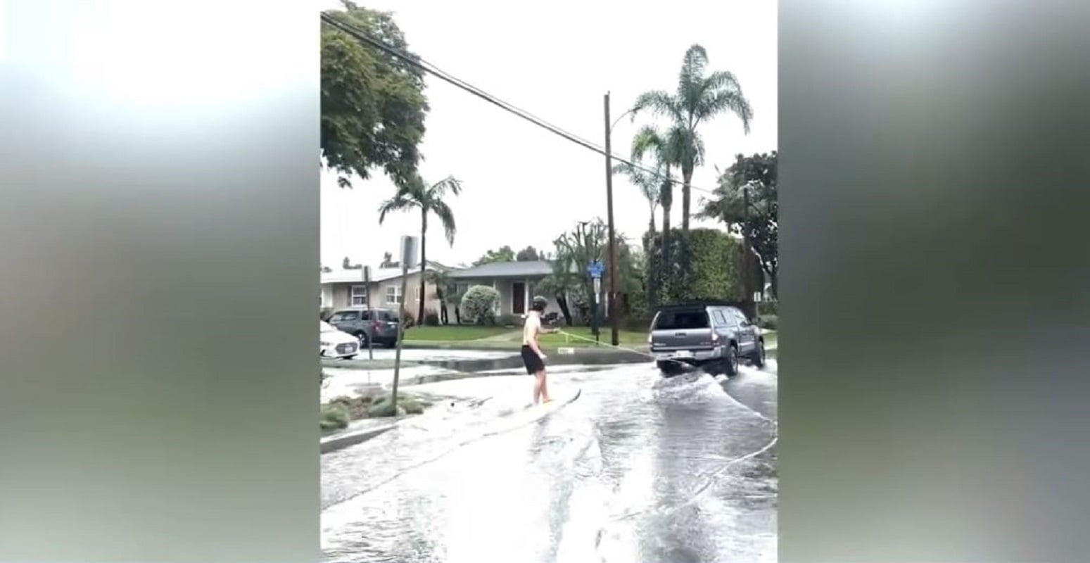 Καλιφόρνια: Σέρφινγκ σε πλημμυρισμένο δρόμο – Δείτε το βίντεο