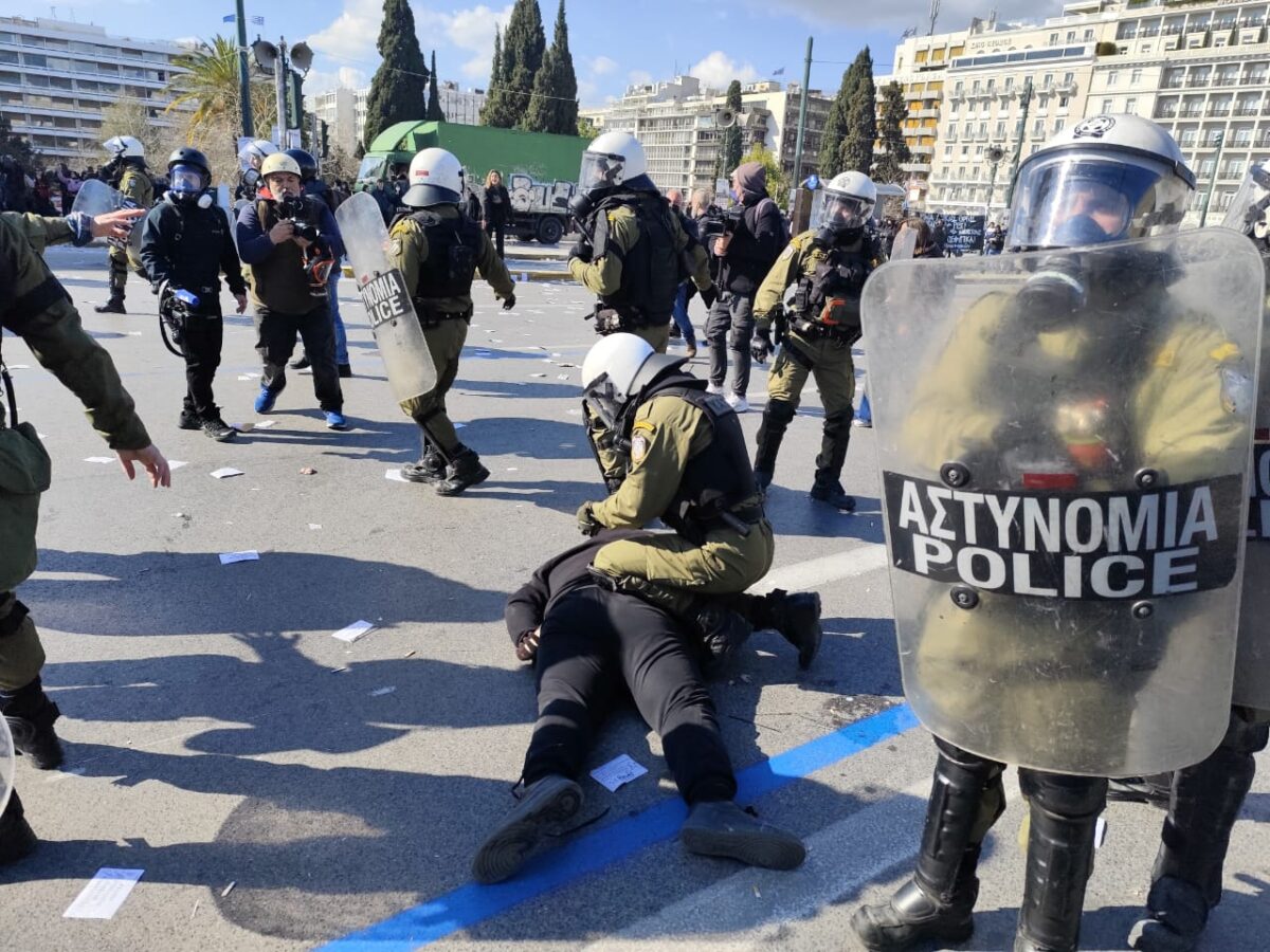 Τέμπη: Συγκρούσεις στο Σύνταγμα από κουκουλοφόρους μετά τη διαδήλωση – Πέντε συλλήψεις