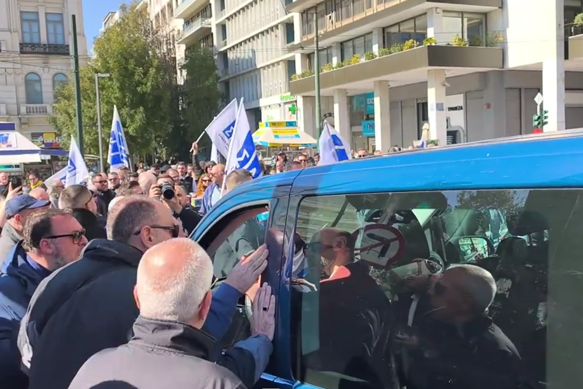 Απεργία ταξί: Σύγκρουση μεταξύ ταξιτζήδων και οδηγού ΙΧ που μεταφέρει επιβάτες – «Μας παίρνετε τη δουλειά»