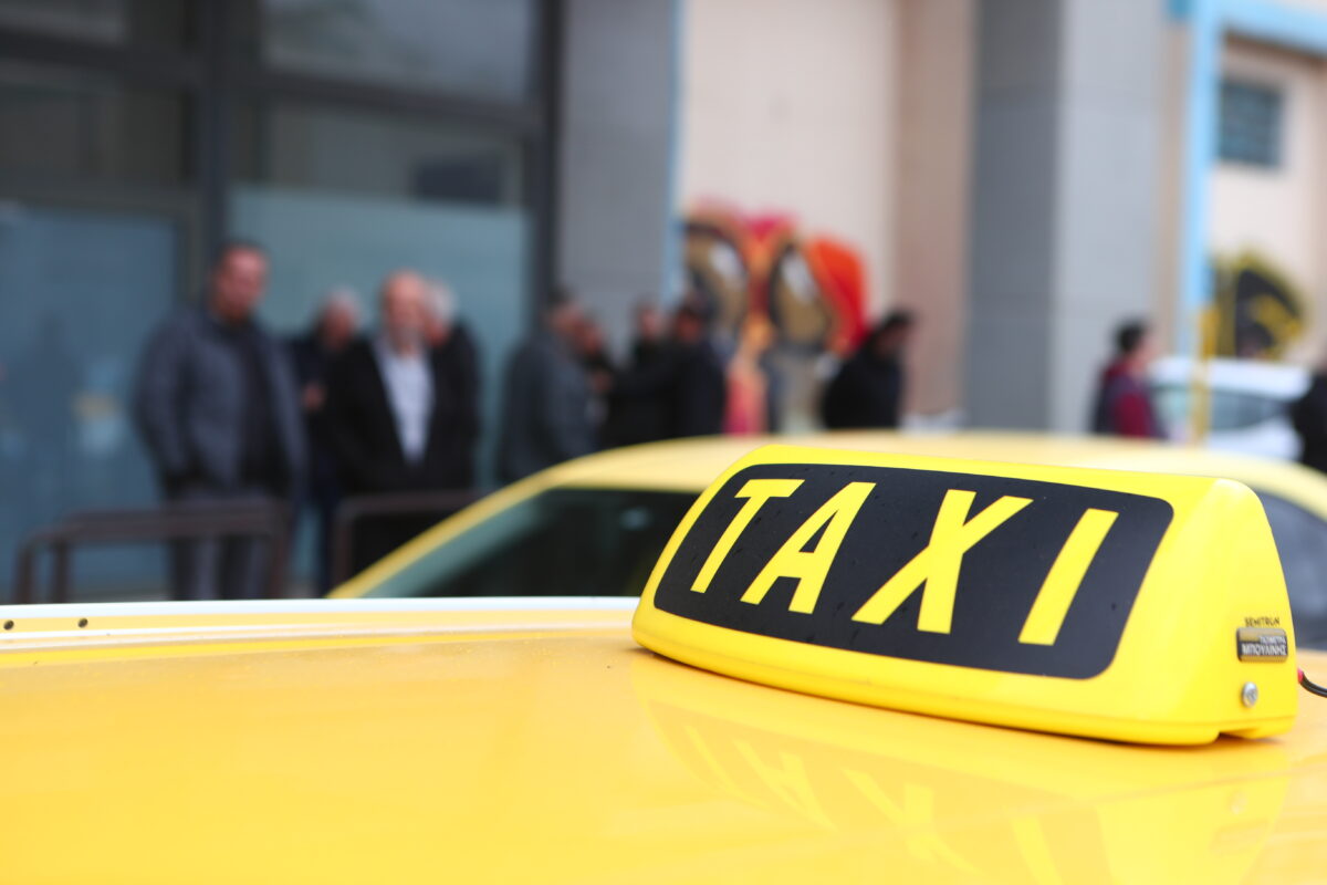 Συνελήφθη οδηγός ταξί για εξαπάτηση πελατών – Είχε βάλει 56 φορές παράνομα διπλή ταρίφα